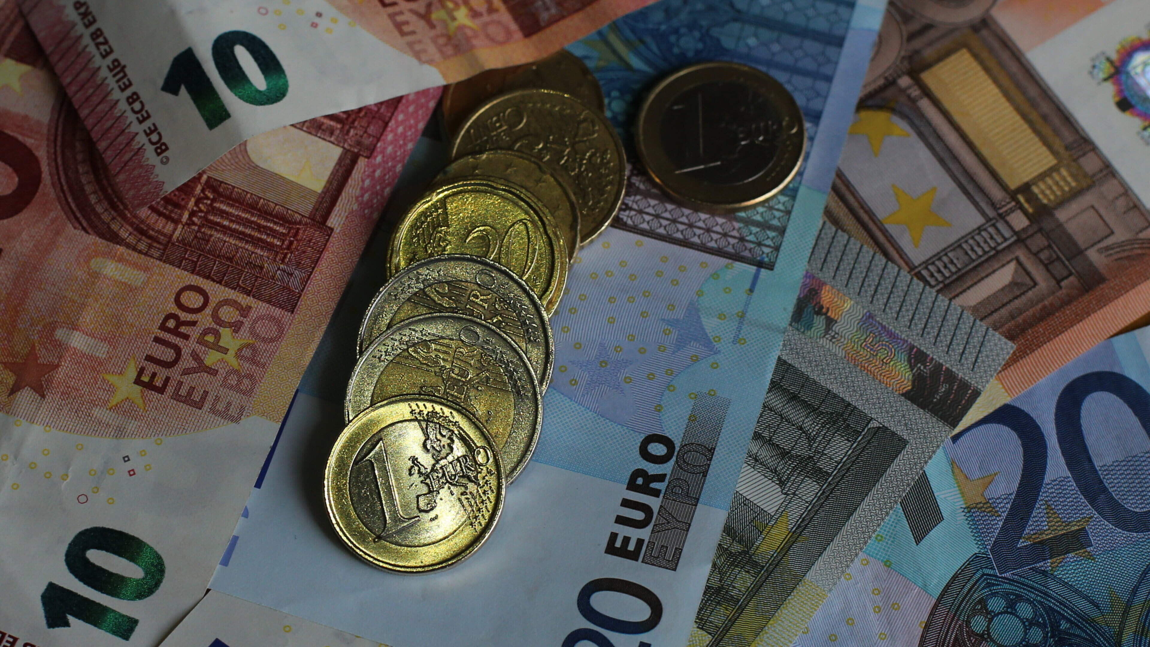 World shares and the euro slide as energy shock and fiscal worries bite